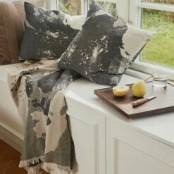 AYTM - Floreo Plaid 170 X 130 Cm, Multi -CONNOX Winkel AYTM Floreo Kissen Plaid Ambiente