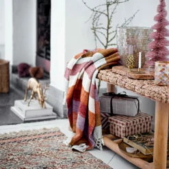 CONNOX Winkel -CONNOX Winkel Bloomingville Lucilla Decke 125x150 cm lila Ambiente