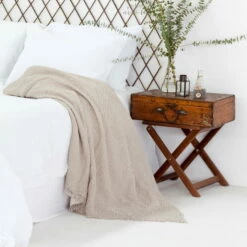 Collection - Cocoon Deken 26 Collection - Cocoon Deken -CONNOX Winkel Connox Collection Cocoon Tagesdecke Wolldecke beige Situation 1