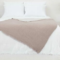 Collection - Cocoon Deken 25 Collection - Cocoon Deken -CONNOX Winkel Connox Collection Cocoon Tagesdecke Wolldecke beige Situation 2