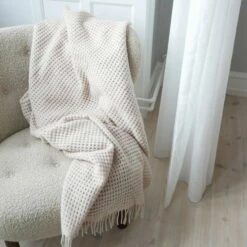 Elvang - Basket Plafond 19 Elvang - Basket Plafond -CONNOX Winkel Elvang Basket Decke 130 x 200 cm Sessel Vorhang Ambiente