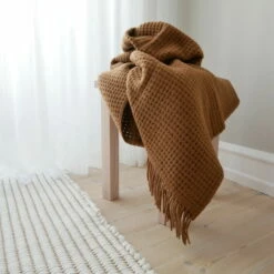 Elvang - Basket Plafond 18 Elvang - Basket Plafond -CONNOX Winkel Elvang Basket Decke 130 x 200 cm camel Sofa Hocker Teppich Ambiente