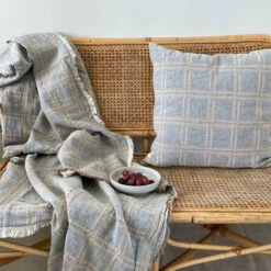 Elvang - Dahlia Deken -CONNOX Winkel Elvang Dahlia Decke hellgrau Bank Ambiente