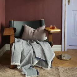 Elvang - Daisy Plafond -CONNOX Winkel Elvang Daisy Decke hellgrau Sessel winrote Wand Ambiente