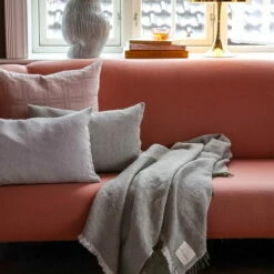 Elvang - Daisy Plafond -CONNOX Winkel Elvang Daisy Decke hellgrau rote Couch Ambiente