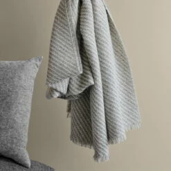 Elvang - Diagonaal Plafond -CONNOX Winkel Elvang Diagonal Decke weiss hellgrau Ambiente 1