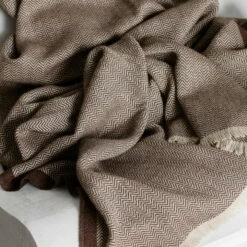 Elvang - Herringbone Plafond -CONNOX Winkel Elvang Herringbone Decke chocolate beige Detail Ambiente