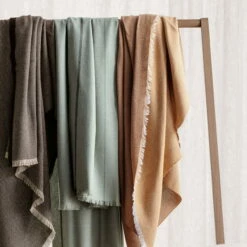 Elvang - Herringbone Plafond -CONNOX Winkel Elvang Herringbone Decke chocolate beige Trio haengend Ambiente