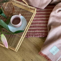 Elvang - Skyfall Plafond -CONNOX Winkel Elvang Skyfall Decke rustyrot Tablett Ambiente