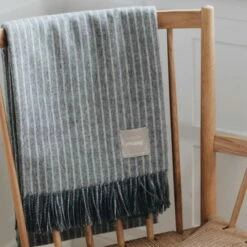 Elvang - Stripes Plafond 13 Elvang - Stripes Plafond -CONNOX Winkel Elvang Stripes Decke grau Stuhl Ambiente