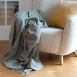 Elvang - Stripes Plafond 12 Elvang - Stripes Plafond -CONNOX Winkel Elvang Stripes Decke gruen Sessel Ambiente