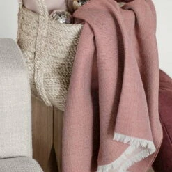 Elvang - Venice Wollen Deken 9 Elvang - Venice Wollen Deken -CONNOX Winkel Elvang Venice Decke weiss rot Ambiente