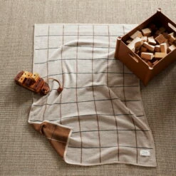 Form & Refine - Kids New Squares Deken 100 X 70 Cm, Okerbruin Geruit -CONNOX Winkel Form and Refine Aymara Kids plaid New Square Pillar Box clay brown Ambiente