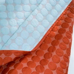 Hay Hooi - Mega Dot Sprei -CONNOX Winkel Hay Mega Dot Tagesdecke hellblau Detail