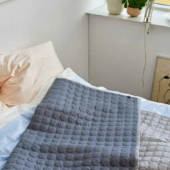 Hay Hooi - Mega Dot Sprei -CONNOX Winkel Hay Mega DotTagesdecke grau Situation