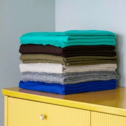 Hay - Mono Wollen Deken -CONNOX Winkel Hay Mono Wolldecke 130 x 180 cm Stapel Ambiente 2