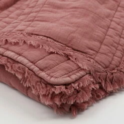 House Doctor - Ruffle Deken 15 House Doctor - Ruffle Deken -CONNOX Winkel House Doctor Ruffle Decke 130 x 180 cm dusty berry Detail