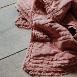 House Doctor - Ruffle Deken 14 House Doctor - Ruffle Deken -CONNOX Winkel House Doctor Ruffle Decke 130 x 180 cm dusty berry Situation 1