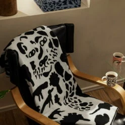 Iittala - Oiva Toikka Wollen Deken, 130 X 180 Cm, Cheetah Zwart -CONNOX Winkel Iittala Oiva Toikka Wolldecke 130 x 180 cm Cheetah schwarz Situation