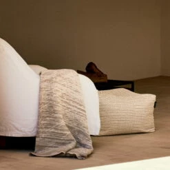 Marimekko - Kuiskaus Wollen Deken, 130 X 170 Cm, Grijs / Gebroken Wit -CONNOX Winkel Marimekko Kuiskaus Wolldecke 130 x 170 cm grau off white Rasymatto Puffi Sitzkissen hellgrau off white