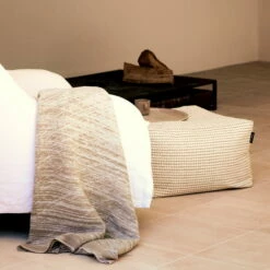 Marimekko - Kuiskaus Wollen Deken, 130 X 170 Cm, Grijs / Gebroken Wit -CONNOX Winkel Marimekko Kuiskaus Wolldecke 130 x 170 cm grau off white Rasymatto Puffi Sitzkissen hellgrau off white Situation