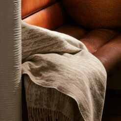 Marimekko - Kuiskaus Wollen Deken, 130 X 170 Cm, Grijs / Gebroken Wit -CONNOX Winkel Marimekko Kuiskaus Wolldecke 130 x 170 cm grau off white Situation