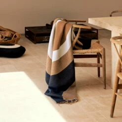 Marimekko - Melooni Wollen Deken, 130 X 170 Cm, Bruin / Gebroken Wit / Donkerblauw -CONNOX Winkel Marimekko Melooni Wolldecke 130 x 170 cm braun off white dunkelblau Situation