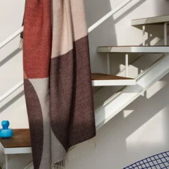 Marimekko - Sambara Deken, 140 X 180 Cm, Gebroken Wit / Rood / Bruin 10 Marimekko - Sambara Deken, 140 X 180 Cm, Gebroken Wit / Rood / Bruin -CONNOX Winkel Marimekko Sambara Decke 140 x 180 cm off White rot braun Situation