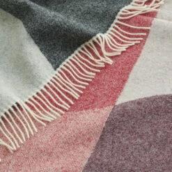 Marimekko - Sambara Deken, 140 X 180 Cm, Gebroken Wit / Rood / Bruin 11 Marimekko - Sambara Deken, 140 X 180 Cm, Gebroken Wit / Rood / Bruin -CONNOX Winkel Marimekko Sambara Decke off White rot braun Detail