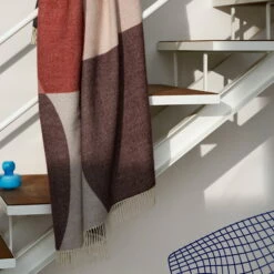 Marimekko - Sambara Deken, 140 X 180 Cm, Gebroken Wit / Rood / Bruin 13 Marimekko - Sambara Deken, 140 X 180 Cm, Gebroken Wit / Rood / Bruin -CONNOX Winkel Marimekko Sambara Decke off White rot braun Situation 2