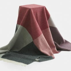 Marimekko - Sambara Deken, 140 X 180 Cm, Gebroken Wit / Rood / Bruin 12 Marimekko - Sambara Deken, 140 X 180 Cm, Gebroken Wit / Rood / Bruin -CONNOX Winkel Marimekko Sambara Decke off White rot braun Situation