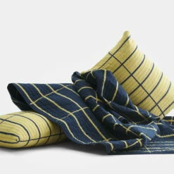 Marimekko - Tiiliskivi Sprei -CONNOX Winkel Marimekko Tiiliskivi Kissen 50 x 70 cm ocker dunkelblau Tiiliskivi Tagesdecke Situation