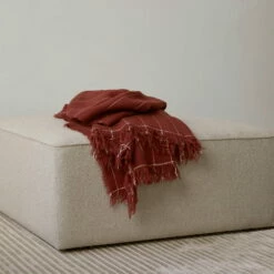 Audo - Battus Wollen Deken -CONNOX Winkel Menu Battus Wolldecke Ambiente 1