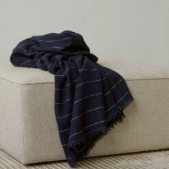 Audo - Battus Wollen Deken -CONNOX Winkel Menu Battus Wolldecke Ambiente 3