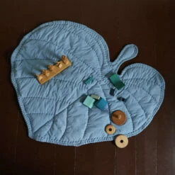 Nofred - Leaf Speeldeken 22 Nofred - Leaf Speeldeken -CONNOX Winkel Nofred Leaf Spieldecke blau Situation 1