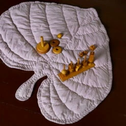 Nofred - Leaf Speeldeken 19 Nofred - Leaf Speeldeken -CONNOX Winkel Nofred Leaf Spieldecke flieder Situation 2