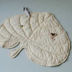 Nofred - Leaf Speeldeken 21 Nofred - Leaf Speeldeken -CONNOX Winkel Nofred Leaf Spieldecke sand Situation 2