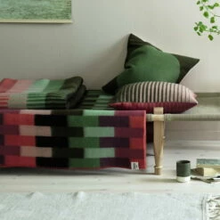 Røros Tweed - Åsmund Gradient Wollen Deken 200 X 135 Cm, Roze / Groen 7 Røros Tweed - Åsmund Gradient Wollen Deken 200 X 135 Cm, Roze / Groen -CONNOX Winkel Roros Tweed Asmund Kissen und Wolldecke Situation