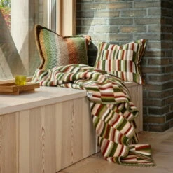 Røros Tweed - Ida Wollen Deken 21 Røros Tweed - Ida Wollen Deken -CONNOX Winkel Roros Tweed Ida Kissen 50 50 cm olive burgundy Decke Alkofen Ambiente 2