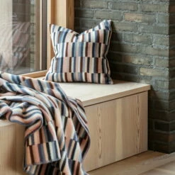 Røros Tweed - Ida Wollen Deken 20 Røros Tweed - Ida Wollen Deken -CONNOX Winkel Roros Tweed Ida Kissen 50 50 cm rosa blau Decke Alkofen Ambiente 2