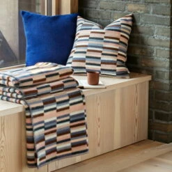 Røros Tweed - Ida Wollen Deken 22 Røros Tweed - Ida Wollen Deken -CONNOX Winkel Roros Tweed Ida Kissen 50 50 cm rosa blau Decke Alkofen Ambiente