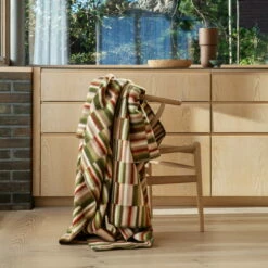 Røros Tweed - Ida Wollen Deken 17 Røros Tweed - Ida Wollen Deken -CONNOX Winkel Roros Tweed Ida Wolldecke 200 135 cm olive burgundy Stuhl Ambiente