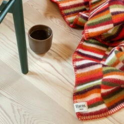 Røros Tweed - Ida Wollen Deken 16 Røros Tweed - Ida Wollen Deken -CONNOX Winkel Roros Tweed Ida Wolldecke 200 135 cm red shades Detail Boden Ambiente
