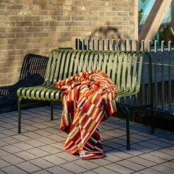 Røros Tweed - Ida Wollen Deken 15 Røros Tweed - Ida Wollen Deken -CONNOX Winkel Roros Tweed Ida Wolldecke 200 135 cm red shades Gartenbank Ambiente