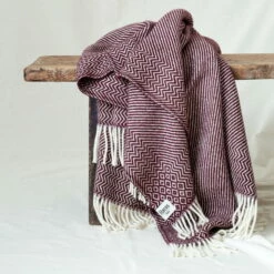 Røros Tweed - Kattefot Wollen Deken -CONNOX Winkel Roros Tweed Kattefot Wolldecke 140 x 220 cm burgund Situation