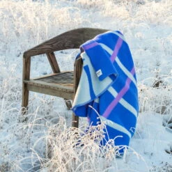 Røros Tweed - Knut Wollen Deken 31 Røros Tweed - Knut Wollen Deken -CONNOX Winkel Roros Tweed Knut Wolldecke 135 200 cm cobolt blue Raureiffeld Stuhl Ambiente