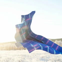 Røros Tweed - Knut Wollen Deken 30 Røros Tweed - Knut Wollen Deken -CONNOX Winkel Roros Tweed Knut Wolldecke 135 200 cm cobolt blue Raureiffeld fliegend Ambiente