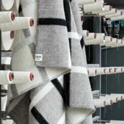 Røros Tweed - Knut Wollen Deken 20 Røros Tweed - Knut Wollen Deken -CONNOX Winkel Roros Tweed Knut Wolldecke 135 x 200 cm grau Situation 1