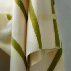 Røros Tweed - Knut Wollen Deken 24 Røros Tweed - Knut Wollen Deken -CONNOX Winkel Roros Tweed Knut Wolldecke 135 x 200 cm limette Situation 1