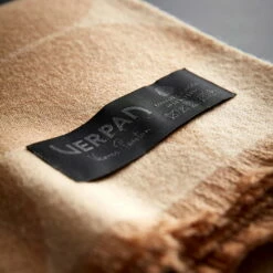 Verpan - Polette Wollen Deken, 175 X 135 Cm, Bordeauxrood -CONNOX Winkel Verpan Polette Wolldecke Label Ambiente